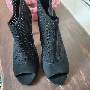 Metaphor Black heels